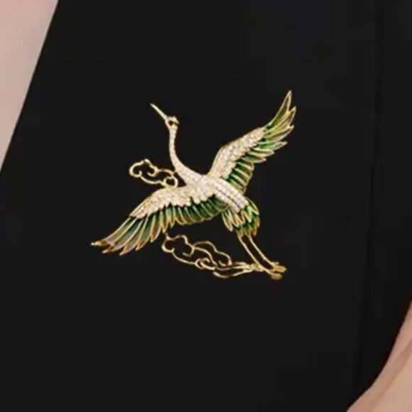 Elegant Gold and Green Crane Brooch - Picture 5 of 5